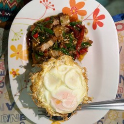 กระเพราหมูกรอบ ราดข้าว