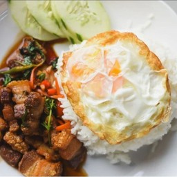 ข้าวกะเพราถาด หมูกรอบ