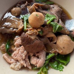 ก๋วยเตี๋ยวหมูตุ๋น เนื้อตุ๋น สองพี่น้อง