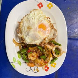 ผัดพริกแกงทะเลราดข้าว