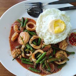 ข้าวพริกแกงปลาหมึก