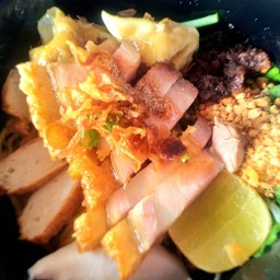 บะหมี่เกี๊ยวต้มยำหมูกรอบแห้ง (แห้ง)