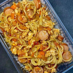 สปาเก็ตตี้ไก่สับ+ไส้กรอกหนังกรอบ