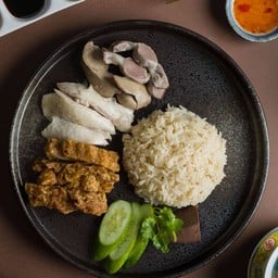 ข้าวมันไก่2สี + เครื่องใน