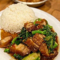 ข้าวคะน้าหมูกรอบ