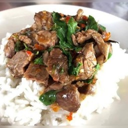 กระเพราเนื้อชิ้น ราดข้าว
