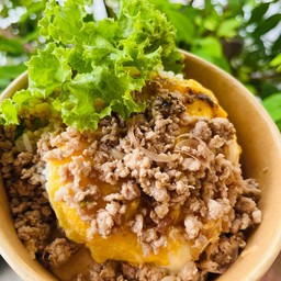 ข้าวหมูสับไข่ข้นกระเทียมพริกไทย