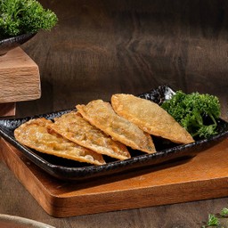 มันดู เกี๊ยวซ่า รสเผ็ด พุลดัก (ไก่) 4ชิ้น