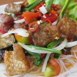 ยำหนังปลาแซลมอน