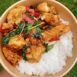 ข้าวผัดกระเพราไก่กรอบ