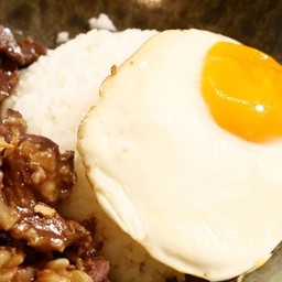 ข้าวกะเพราเนื้อผัดพริกแห้ง-ไข่ดาว