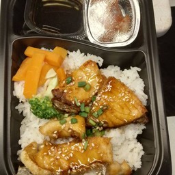 ข้าวหน้าปลาแซลมอน