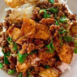 ข้าวกระเพราหมูกรอบกับหมูสับ