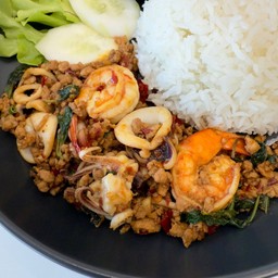 ข้าวกะเพราพริกแห้ง ทะเล/รวมมิตร