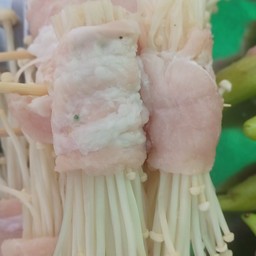 หมูสามชั้นพันเห็ดเข็มทอง