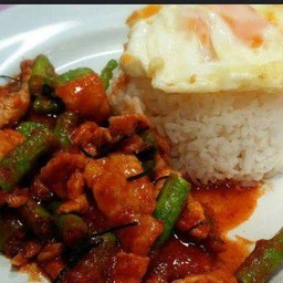 ผัดพริกแกงราดข้าว