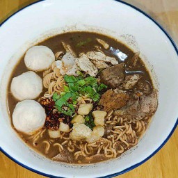 ก๋วยเตี๋ยวเรือไฟ ไท นคร