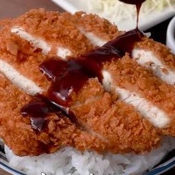 ข้าวไก่กรอบเกาหลี(ส่วนสะโพก)เลือกซอสได้ค่ะ