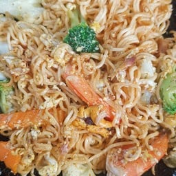 ผัดมาม่าใส่ไข่