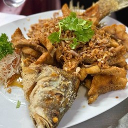 ปลากะพงทอดกระเทียม 1000 กรัม
