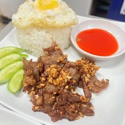 ข้าวเนื้อทอดกระเทียม