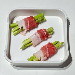 หมูสามชั้นพันหน่อไม้ฝรั่ง