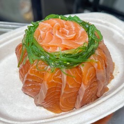 มินิเค้กแซลม่อน (เนื้อเค้กข้าวซูชิ ไข่กุ้ง)