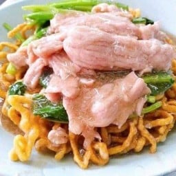 ราดหน้ายอดผักนายเคี้ยงเอ็มไพร์ หน้าโรงพยาบาลพญาไท3