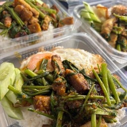 ข้าวราดผัดพริกแกง