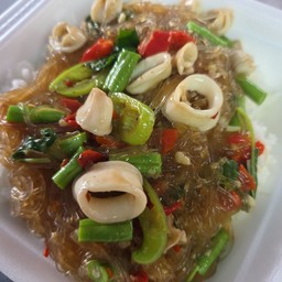 ข้าวผัดกระเพราวุ่นเส้น