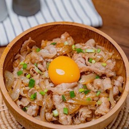 ข้าวญี่ปุ่นหน้าหมูสามชั้นสไลด์