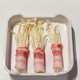 หมูสามชั้นพันเห็ดเข็มทอง