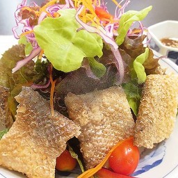 สลัดหนังปลาแซลมอน