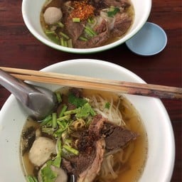 ลิ้มเจริญ ก๋วยเตี๋ยวเนื้อตุ๋น เปร็ง