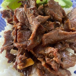 เนื้อทอดกระเทียมราดข้าว