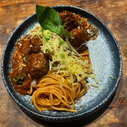 AUS 10 พาสต้ามีทบอลซอสมะเขือเทศ