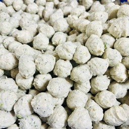 ลูกชิ้น 100 ลูก ( ไม่ลวก ) พร้อมน้ำซุป+น้ำจิ้ม