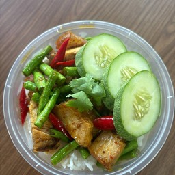 ผัดพริกแกงใต้หมูกรอบ