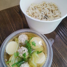 แกงจืดเต้าหู้ อกไก่สับ เสิร์ฟพร้อมข้าว