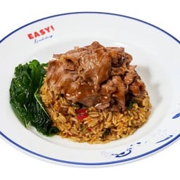 ข้าวผัดกะเพราเนื้อคั่วและเนื้อสไลซ์