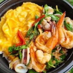 ข้าวไข่ข้น ราดกะเพรากุ้งหมึก