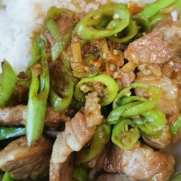 ข้าวหมูผัดพริกหยวก