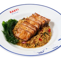 ข้าวผัดกะเพราเนื้อคั่วและลิ้นวัวย่าง