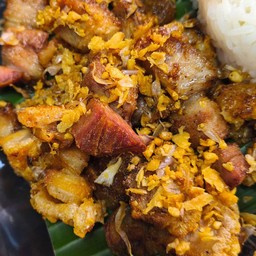 ข้าวหมูกรอบทอดกระเทียม