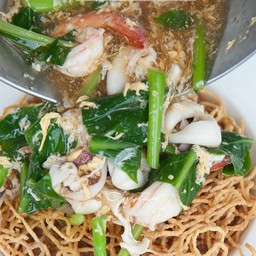 ราดหน้าทะเลหมี่กรอบ
