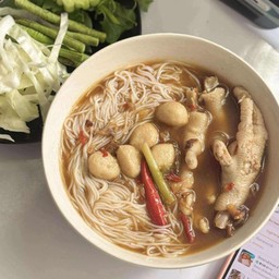 ขนมจีน น้ำยาป่า ปลาทูตีนไก่ ผักครบชุด