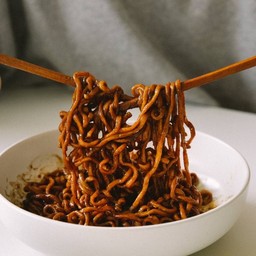 บะหมี่เกาหลีฮ็อตชิคเก้นจาจัง