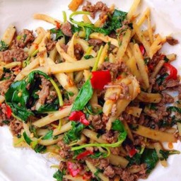 ข้าวกะเพราเนื้อสับหน่อไม้