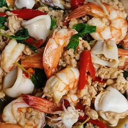 ข้าวกะเพรารวม(หมูสับ+กุ้ง+หมึก)