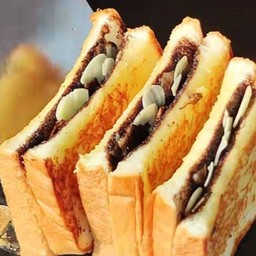 แซนวิชย่างเนย นูเทลล่าอัดลมอนด์ 2 ชิ้น